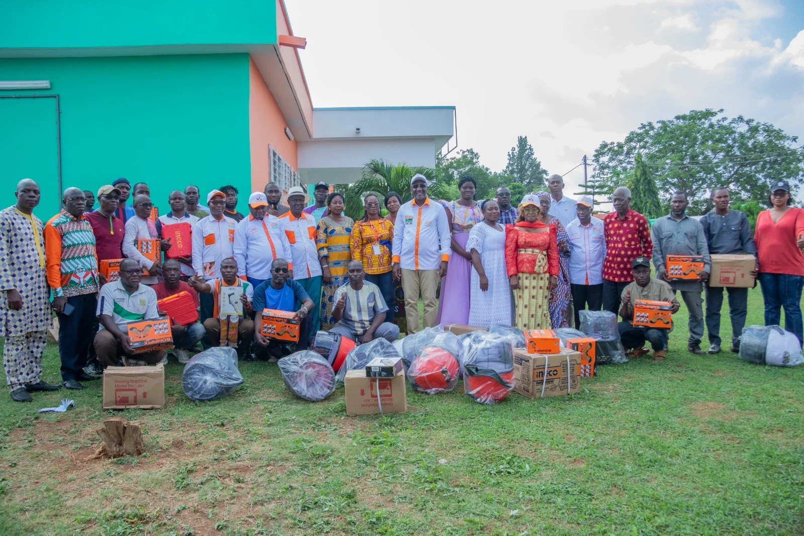 Le ministre a remis un important lot de matériels de travail aux artisans de Yamoussoukro hier à son QG.