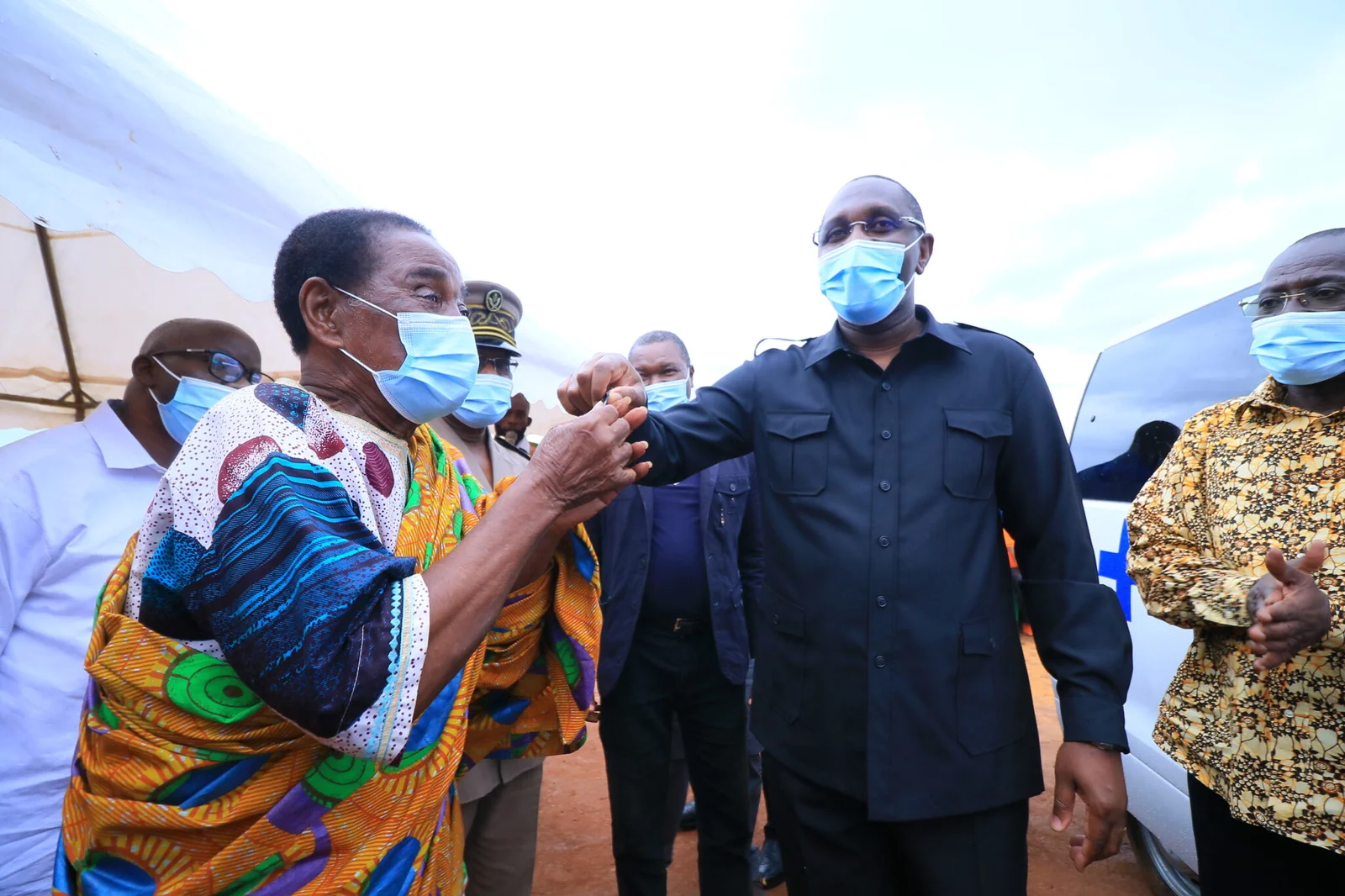 Yamoussoukro : le Ministre Souleymane Diarrassouba remet les clefs d’une ambulance médicalisée au chef du village de Seman