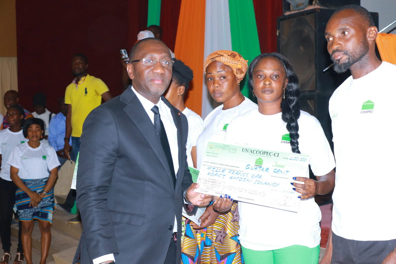 Remise de chèques aux jeunes de Yamoussoukro