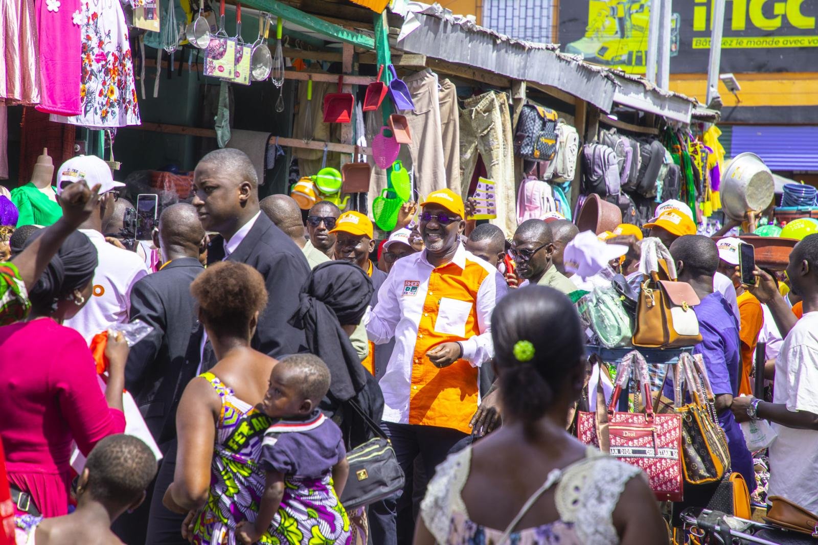 Dr Souleymane DIARRASSOUBA à l'assaut des commerçantes et commerçants des marchés de Yamoussoukro.