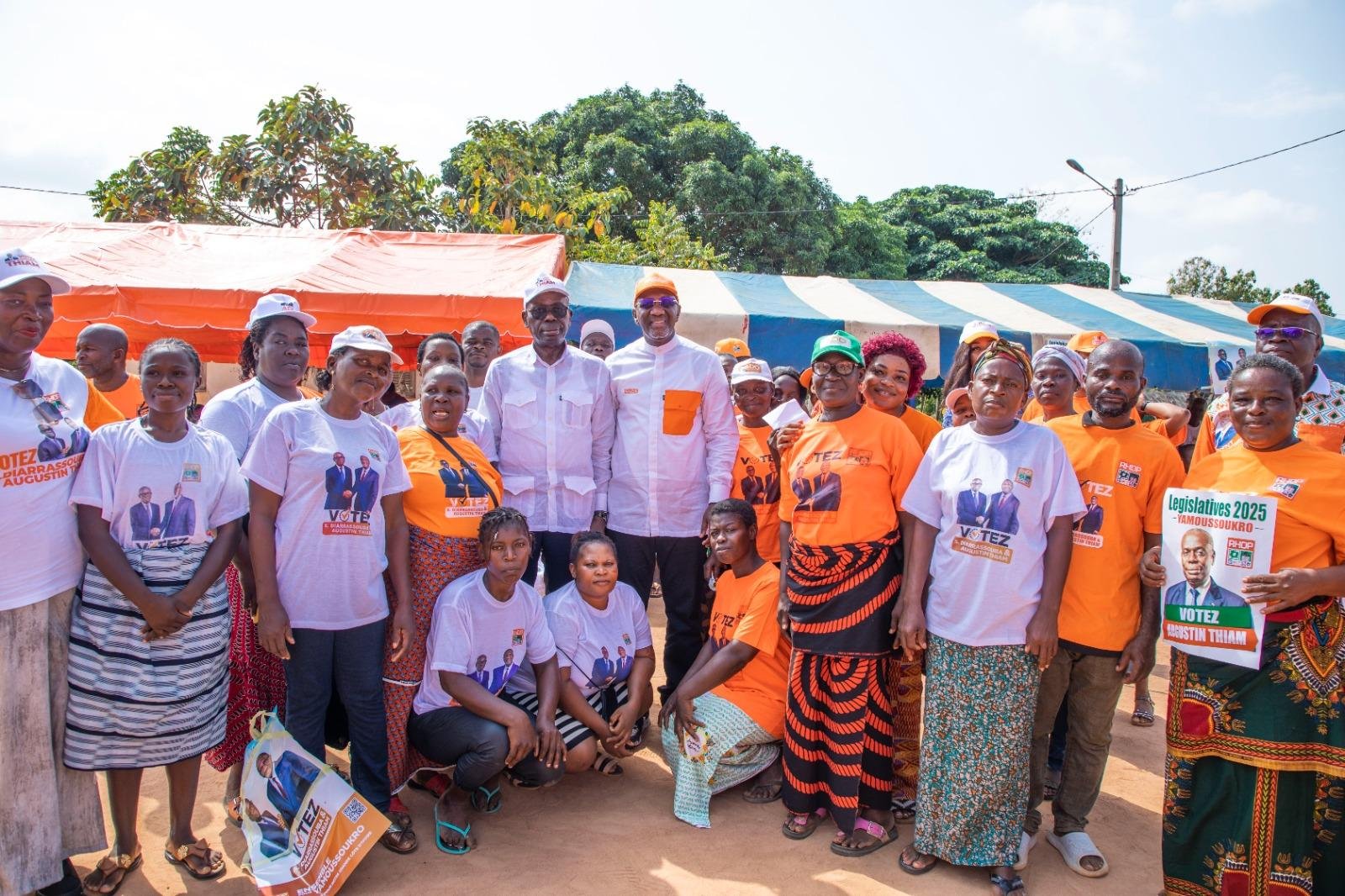 Les candidats du RHDP-Yakro, Dr Souleymane Diarrassouba et Dr Augustin Thiam, à la rencontre des populations d’Allangouan ce mercredi 24 décembre 2025.