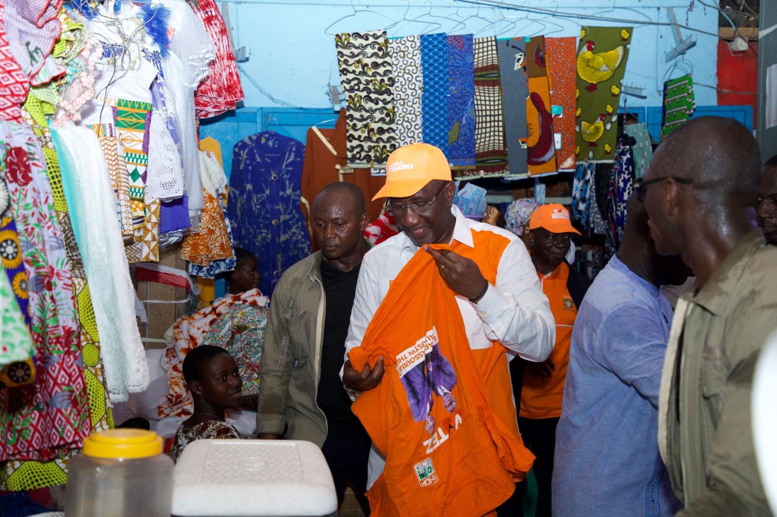Dr Souleymane DIARRASSOUBA à l'assaut des commerçantes et commerçants des marchés de Yamoussoukro.
