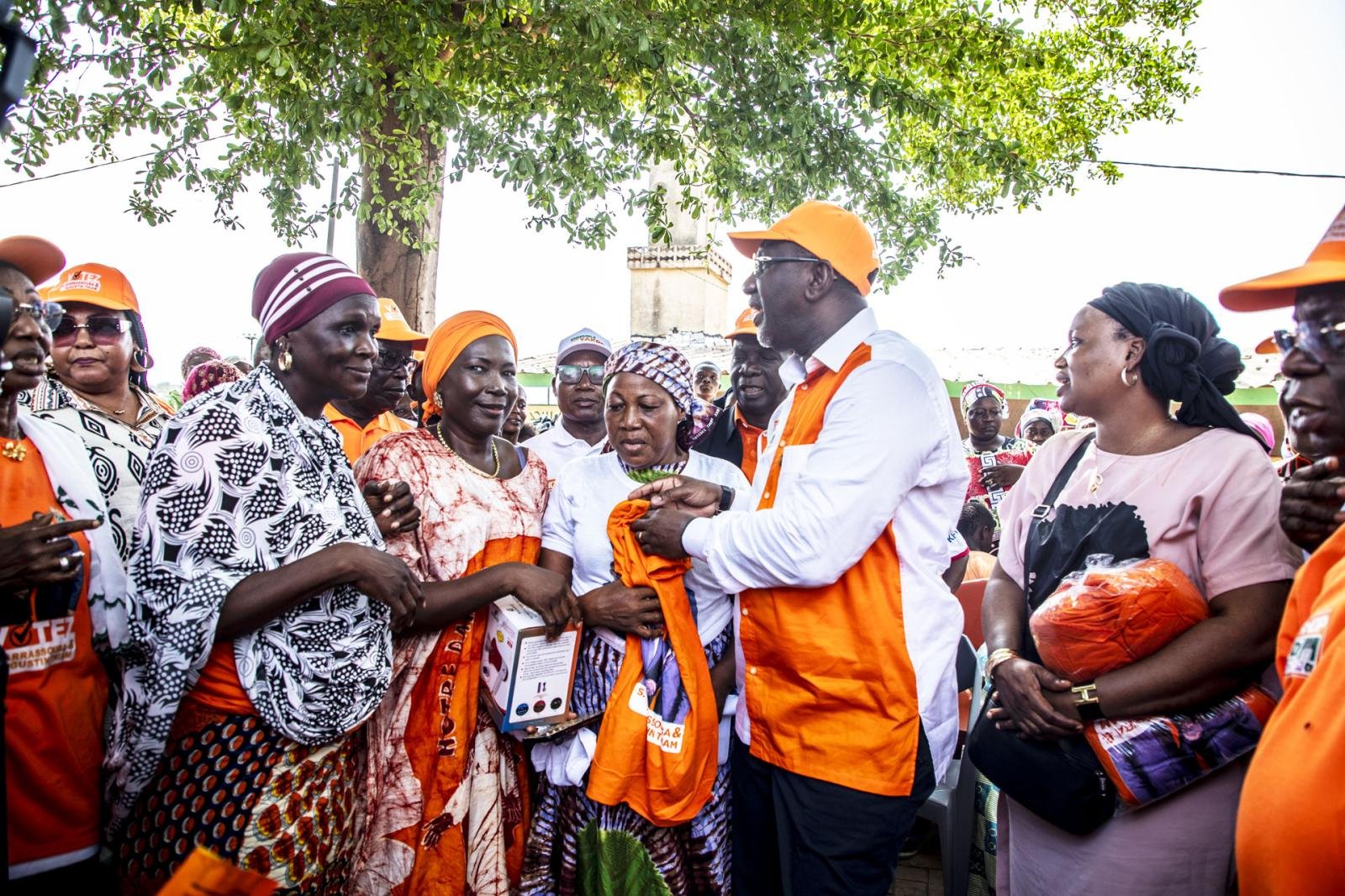 Dr Souleymane DIARRASSOUBA à l'assaut des commerçantes et commerçants des marchés de Yamoussoukro.