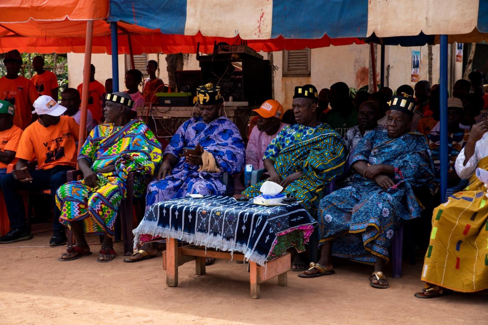 Les candidats du RHDP-Yakro, Dr Souleymane Diarrassouba et Dr Augustin Thiam, à la rencontre des populations d’Allangouan ce mercredi 24 décembre 2025.