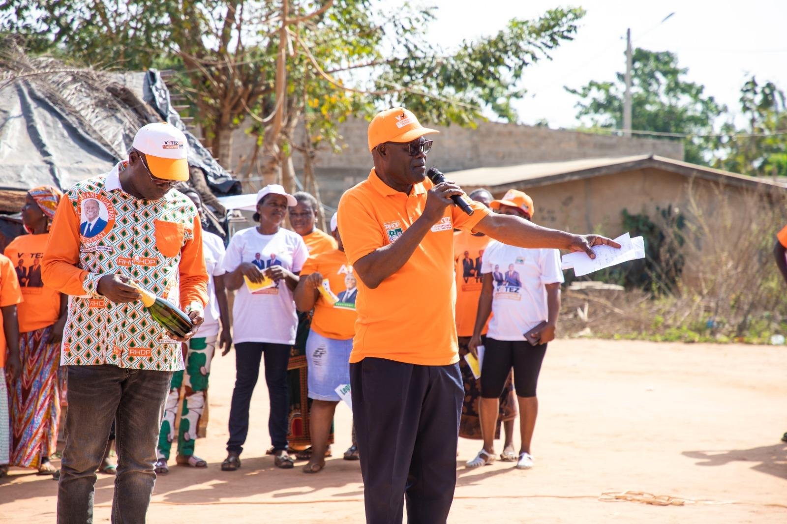 Les candidats du RHDP-Yakro, Dr Souleymane Diarrassouba et Dr Augustin Thiam, à la rencontre des populations d’Allangouan ce mercredi 24 décembre 2025.