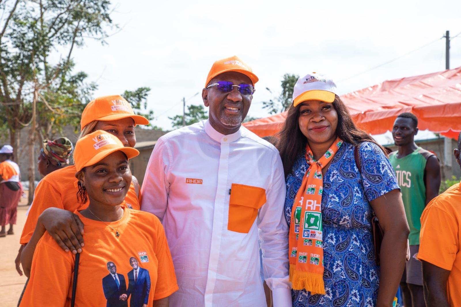 Les candidats du RHDP-Yakro, Dr Souleymane Diarrassouba et Dr Augustin Thiam, à la rencontre des populations d’Allangouan ce mercredi 24 décembre 2025.
