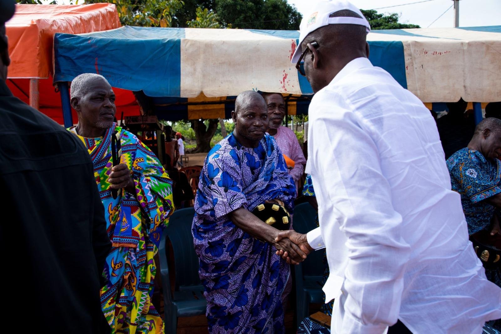 Les candidats du RHDP-Yakro, Dr Souleymane Diarrassouba et Dr Augustin Thiam, à la rencontre des populations d’Allangouan ce mercredi 24 décembre 2025.