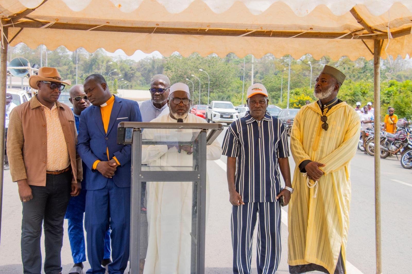 Accueil chaleureuse du Ministres Dr Souleymane Diarrassouba à son arrivé à Yamoussoukro, en présence des leaders communautaires, des guides religieux, des cadres et des populations dans leur diversité