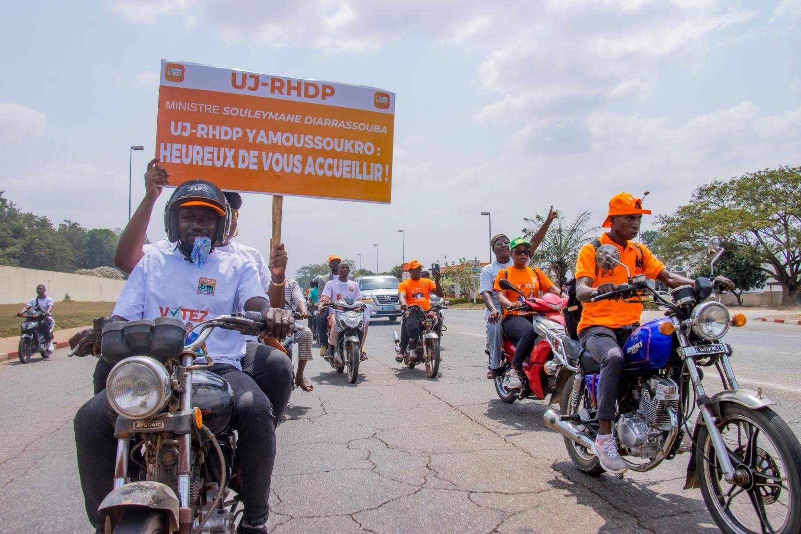 Accueil chaleureuse du Ministres Dr Souleymane Diarrassouba à son arrivé à Yamoussoukro, en présence des leaders communautaires, des guides religieux, des cadres et des populations dans leur diversité
