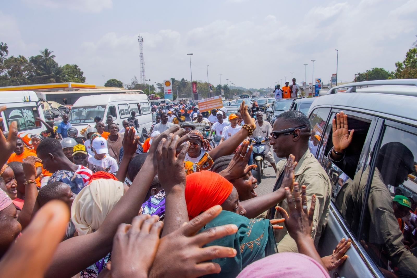 Accueil chaleureuse du Ministres Dr Souleymane Diarrassouba à son arrivé à Yamoussoukro, en présence des leaders communautaires, des guides religieux, des cadres et des populations dans leur diversité