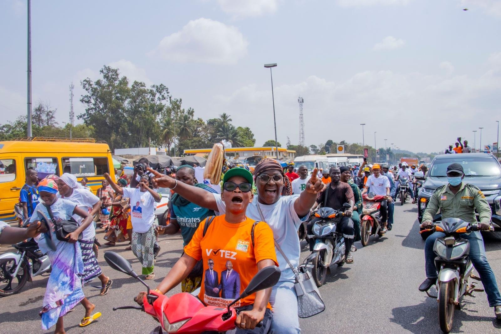 Accueil chaleureuse du Ministres Dr Souleymane Diarrassouba à son arrivé à Yamoussoukro, en présence des leaders communautaires, des guides religieux, des cadres et des populations dans leur diversité