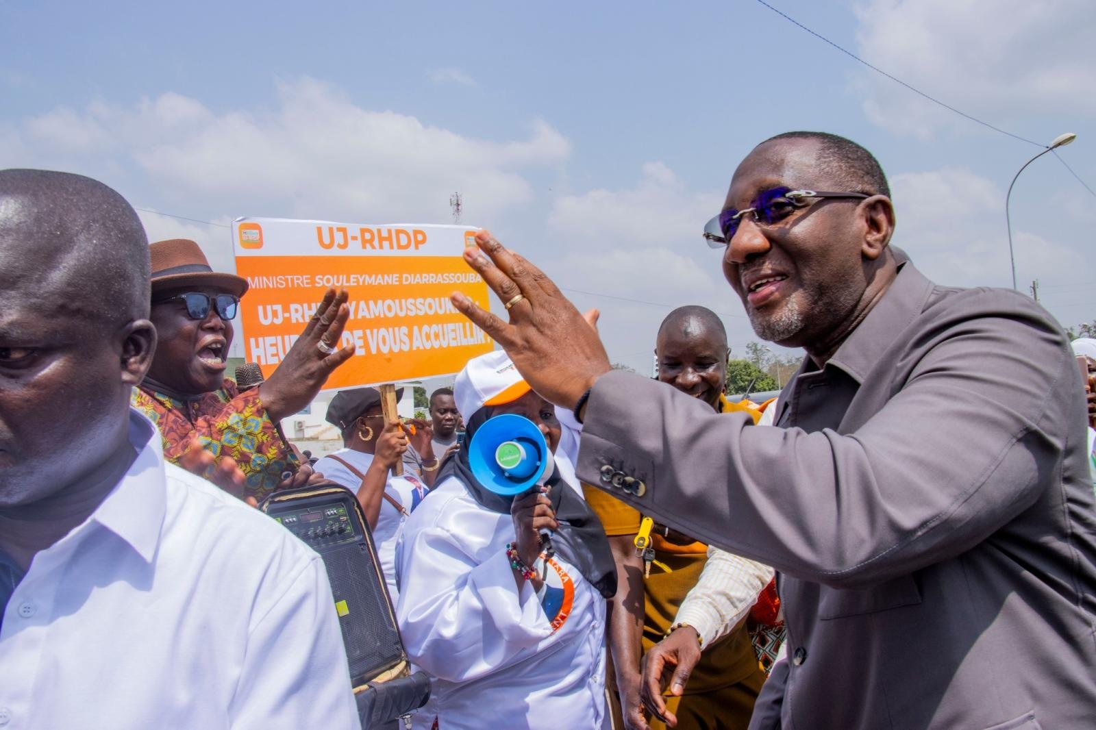 Accueil chaleureuse du Ministres Dr Souleymane Diarrassouba à son arrivé à Yamoussoukro, en présence des leaders communautaires, des guides religieux, des cadres et des populations dans leur diversité