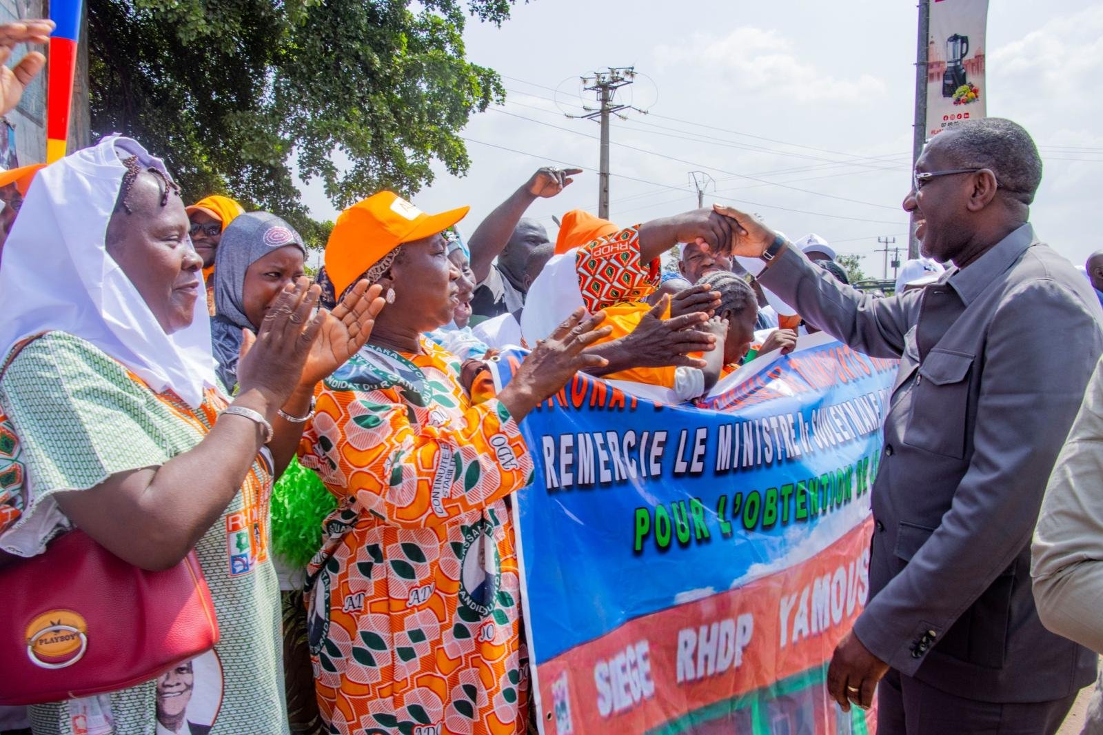 Accueil chaleureuse du Ministres Dr Souleymane Diarrassouba à son arrivé à Yamoussoukro, en présence des leaders communautaires, des guides religieux, des cadres et des populations dans leur diversité