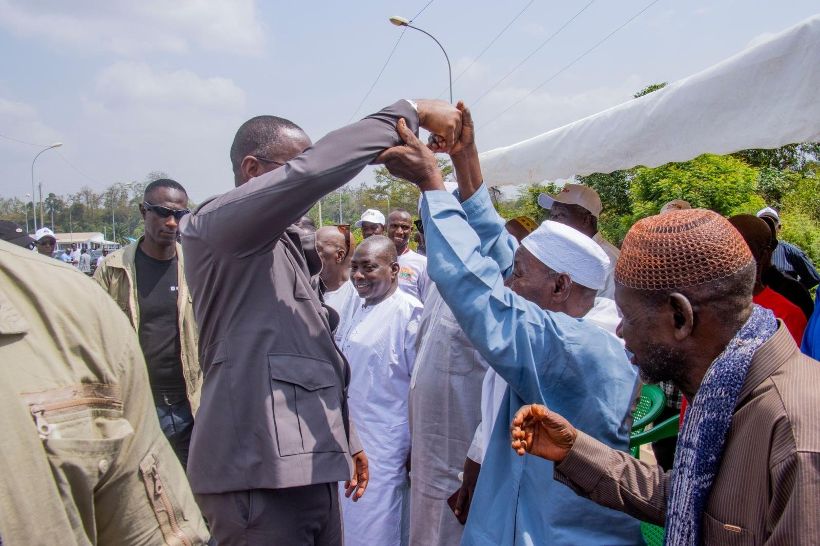 Accueil chaleureuse du Ministres Dr Souleymane Diarrassouba à son arrivé à Yamoussoukro, en présence des leaders communautaires, des guides religieux, des cadres et des populations dans leur diversité