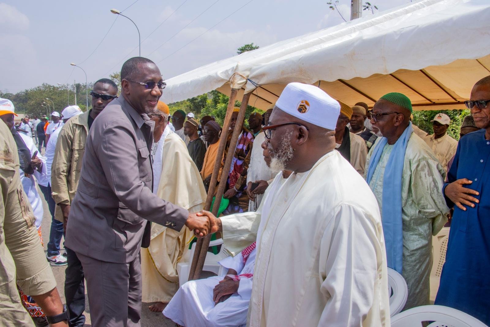Accueil chaleureuse du Ministres Dr Souleymane Diarrassouba à son arrivé à Yamoussoukro, en présence des leaders communautaires, des guides religieux, des cadres et des populations dans leur diversité